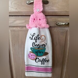 Hanging kitchen towel w/pink crochet top